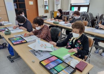 속초시노인복지관 문화예술교육 지원사업(미술교실) 5월 교육 진행 이미지