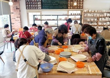 노인맞춤돌봄서비스 여가활동 '해봄' 도자기 체험 이미지