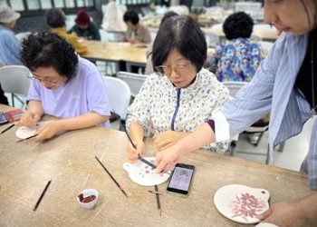 2025년 속초시 사회복지기금(노인복지계정)사업  &#034;천아트! 꽃잎에 물든 길&#034; 현장학습 진행 이미지