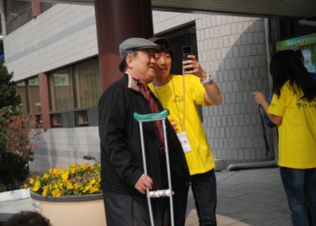 세대공감! 행복한 모바일 세상! - 휴대폰 카메라 사용편SK텔레콤 지정기탁 사업 어르신 휴대폰 활용교육 &#034;세… 이미지