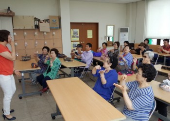 노인사회활동지원사업 보육교사 도우미 활동교육 이미지
