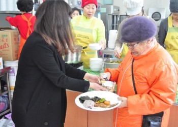 속초시노인복지관 &#034;정월대보름 맞이 부럼 나눔&#034; 행사실시 이미지